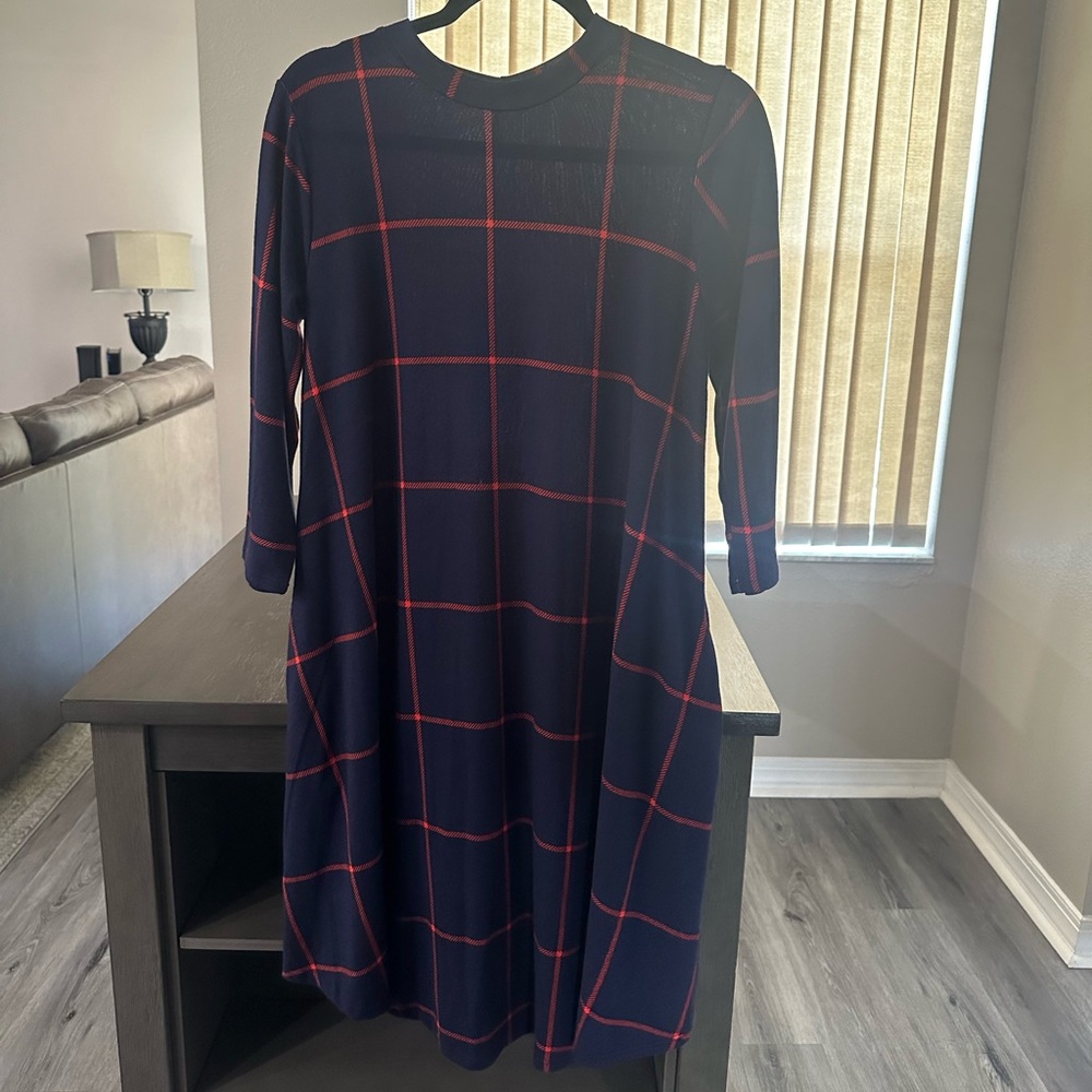 Very cute mid length dress.